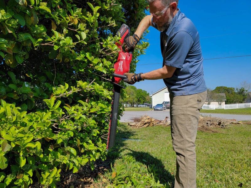 Milwaukee M18 Fuel 3033 Battery-Powered Hedge Trimmer