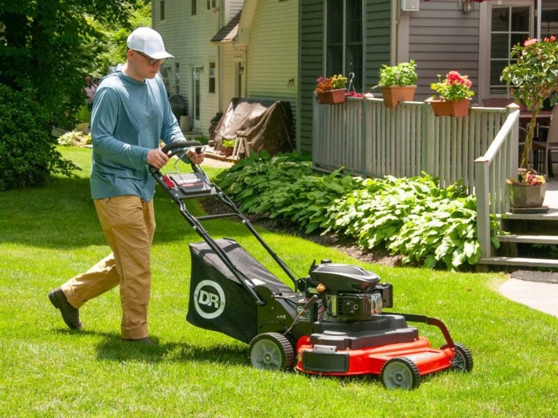 How to Cut Tall Grass With a Lawn Mower